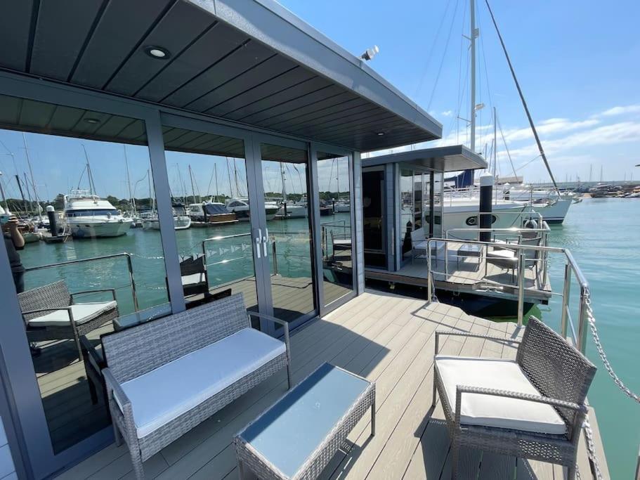 Yarmouth Waterlodge Floating Apartments 2 Экстерьер фото