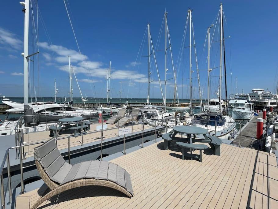 Yarmouth Waterlodge Floating Apartments 2 Экстерьер фото
