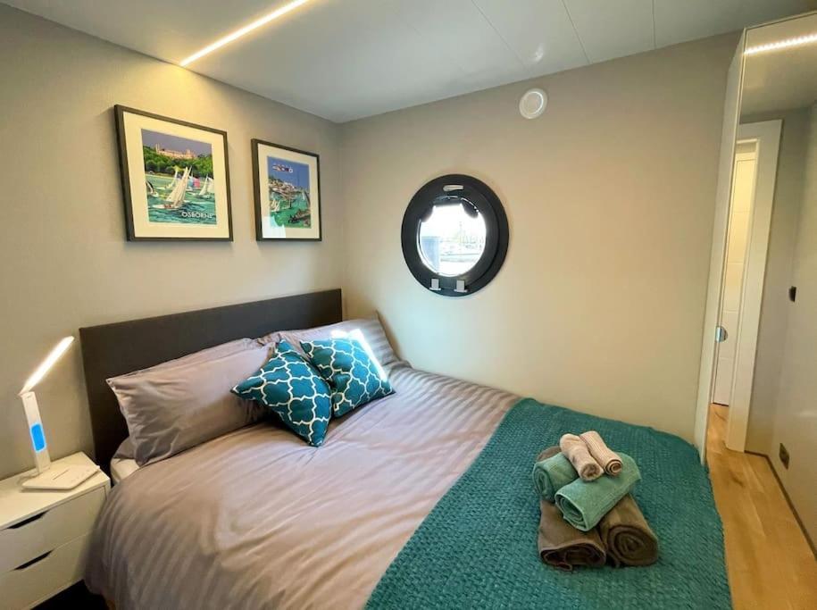 Yarmouth Waterlodge Floating Apartments 2 Экстерьер фото