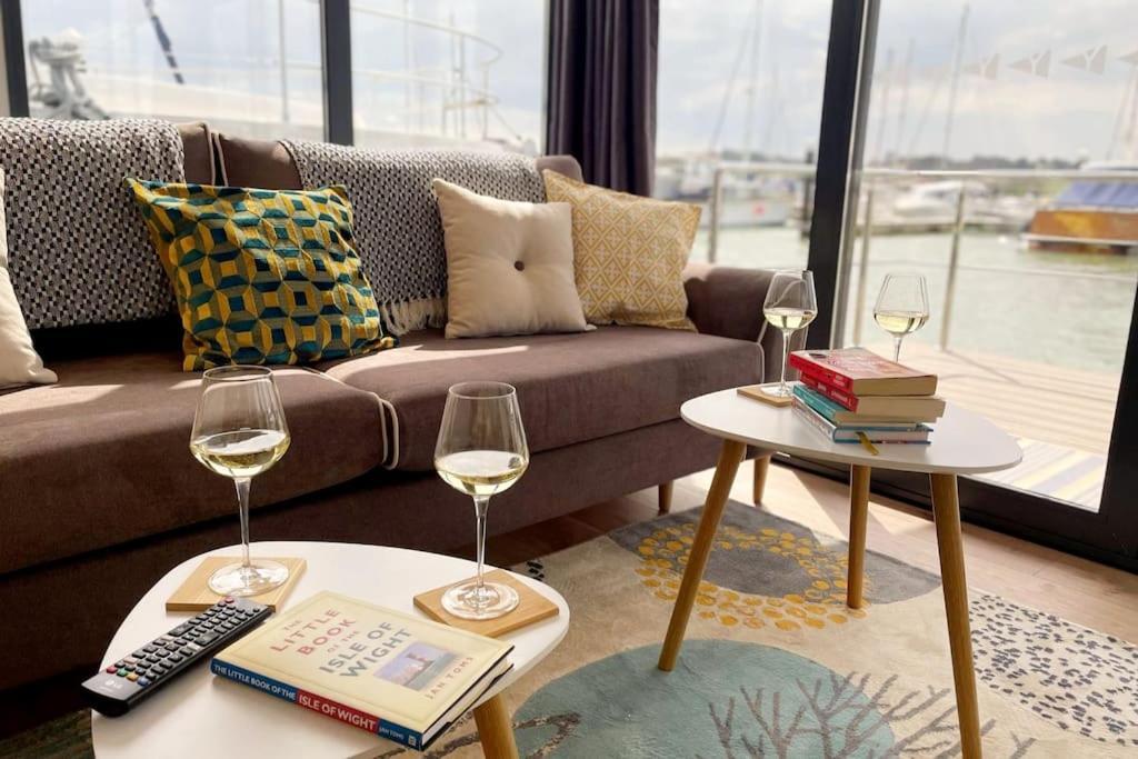 Yarmouth Waterlodge Floating Apartments 2 Экстерьер фото