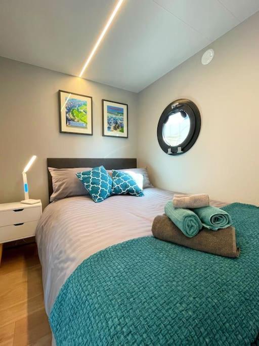 Yarmouth Waterlodge Floating Apartments 2 Экстерьер фото