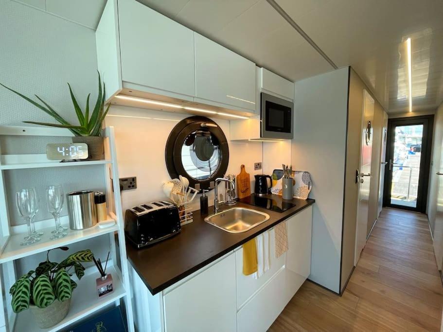 Yarmouth Waterlodge Floating Apartments 2 Экстерьер фото