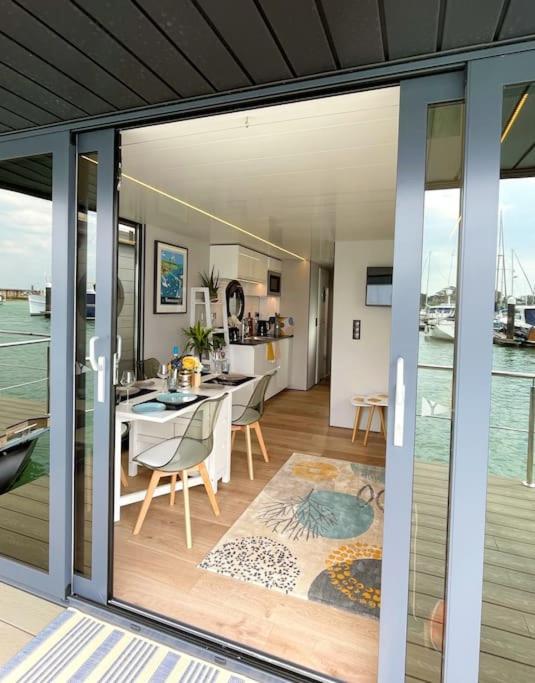 Yarmouth Waterlodge Floating Apartments 2 Экстерьер фото