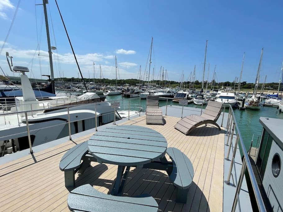 Yarmouth Waterlodge Floating Apartments 2 Экстерьер фото